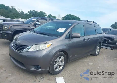 2013 Toyota Sienna Le V6 8 Passenger z USA, uszkodzony, nr VIN 5TDKK3DC4DS345768